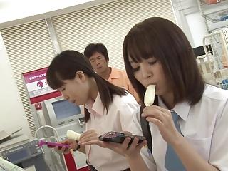 コンビニで挿入されても膣内でスペルマを発射されても気づかない女子校生W