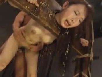 完全拘束された状態で冷酷非道なハードピストン中出し性暴行される美少女