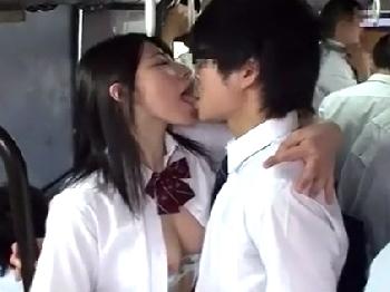 バスの中で同級生を痴女る巨乳女子校生