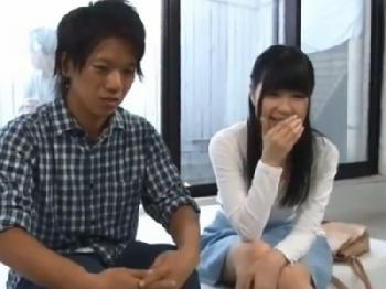 ガラス越しに彼氏が居るのに友人とコンドーム非装着の膣内射精交尾する素人女子大生娘