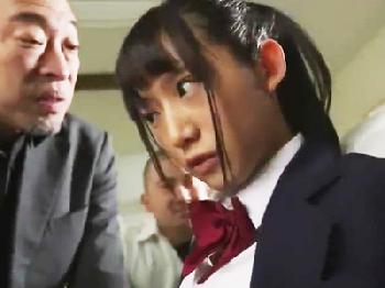 クスリ漬けにした制服美少女を集団強姦して問答無用の中出し発射