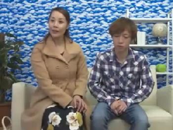 真面目に見えて淫らな熟女人妻が年下男子のいきり勃ったペニスへ猥褻なフェラチオ