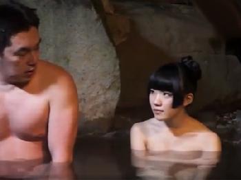 温泉で繰り広げられる淫らな美少女の寝取り劇