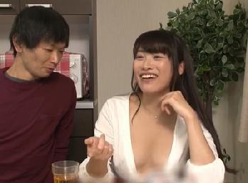 胸元もパンチラも無防備な義姉にムラっと興奮!!抑えきれなくなったフルボッキペニスを否応なしに挿入する!!