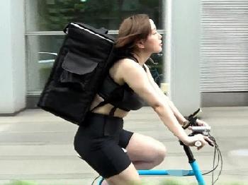 今流行りの脱いだら巨乳なヤレる女の子を直接お届けサービス♡