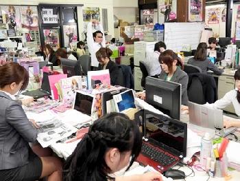 女性社員24人に対して男は3人…ハーレム状態の中で女性会社員たちに揉みくちゃにされる大乱交