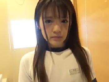 体操着姿の童顔幼系美少女がいきり勃ったペニスを乳首舐め手コキで鎮め抜き