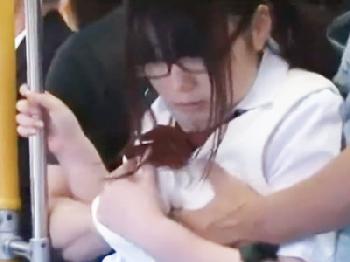 バスの中で痴漢された優等生そうな眼鏡少女が両穴を同時に使われて辱しめられる