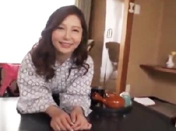 温泉旅行中に友人の息子を誘惑!!手コキフェラチオで射精させる人妻