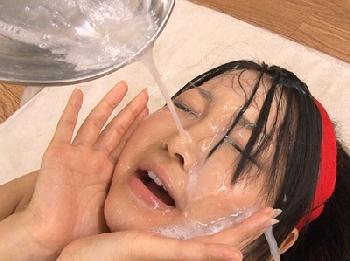 ギャルがその顔面全体で大量の精液を受け止めるどろどろ性交