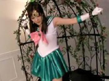 セーラームーンのコスプレした美女が次々に男と乱交