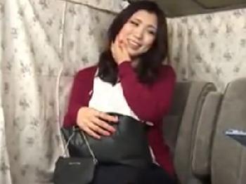 蠱惑的な雰囲気の素人人妻ナンパ!!車内に連れ込みその場で中出し!!