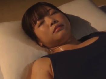 親戚の綺麗なお姉さんに夜這い→抵抗するかと思ったら隣で父親が寝ているのに受け入れる痴女