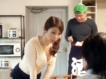 配達員のペニスを求めるくらい性的欲望が爆発寸前な人妻とハーレム中出し乱交!!