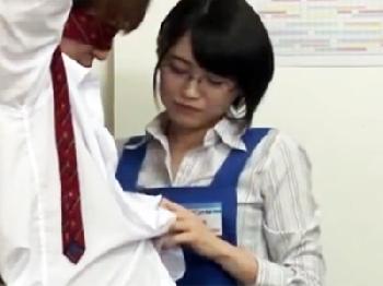 万引きした男子学生を事務所に拘束して性的逆暴行するエロメガネ店長