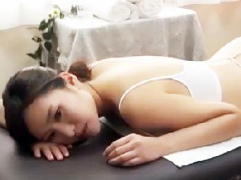 凄い性テクニックを持つマッサージ師の卑猥な指使いに感じてしまい挿入される人妻