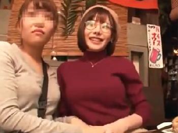 可愛い顔して淫らな現役美女が居酒屋内でペニスへ猥褻なフェラチオ