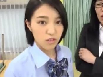 友人の彼氏に色仕掛けして保健室で寝取る小悪魔痴女女子校生