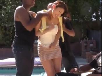 バカンス中に黒人集団に輪姦性的暴行された美女