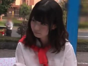 チェリーボーイを筆おろしするはずがオメコ内で直接発射された素人娘