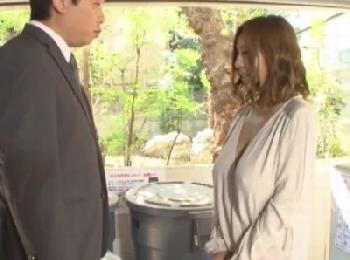 性的欲望が暴走寸前なデカチ乳ギャル系母親!!ノーブラ乳首ポッチで男を刺激して禁断の一線越え