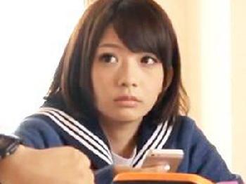 コタツの下で妹の膣孔を刺激して親がいるのに密かに近親性交