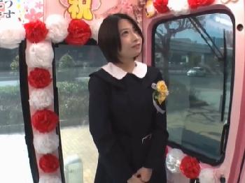 卒業おめでとう!!卒業式終わったばかりの女子校生が駆け足でマジックミラー号の階段を上る