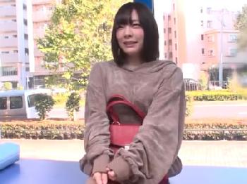 笑顔がチャーミングな素人美少女がマジックミラー号でお金の誘惑に負けて顔面射精SEX展開