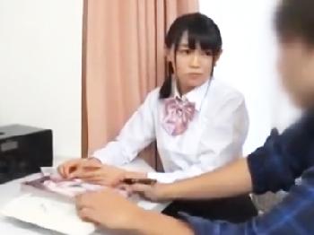 家庭教師のエロ本を見つけてしまった女子校生→そのまま性授業で初体験の中出し