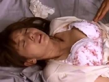 スレンダー美女がナイフを持った冷酷な強姦魔に襲われて抵抗できずに性行為