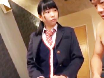 ミニスカートとニーハイソックスの絶対領域がエロティックな女子校生をハメ倒されて狂乱オーガズム