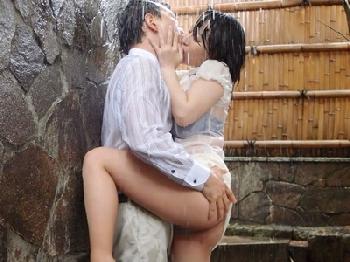 ズブ濡れの中での壮絶SEX→雨か汁かもわからない状況で本能のまま激しく肉棒を求めて…