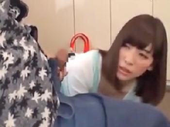 男性器のお世話までしてくれるとても綺麗な家政婦さん