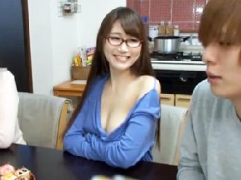 胸元ガバガバな義姉に性的欲望が煽られた弟→欲情まき散らすコンドーム未装着の性交