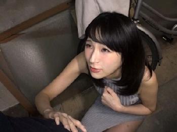 女に有無を言わさず強制イラマ!!抵抗する野外で否応なしにしゃぶらせる!!