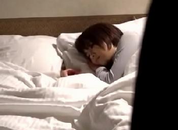 前から気になっていた可愛い後輩女性社員と出張で相部屋に!!ここぞとばかりにねじ込み性交