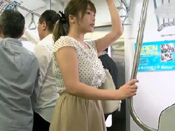 電車内で痴漢男に力ずくの性的暴行される巨乳美女