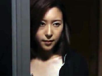 隣人に脅迫され夫の寝ている傍で寝取られたとても綺麗な人妻が種付けされる