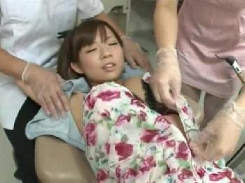 悪徳歯医者とその助手に挿入される巨乳娘が知らぬ間に膣内で子種を爆射される