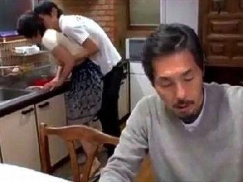 父親が居間にいながらも身体を求めてくるマザコン息子との肉親タブー交尾