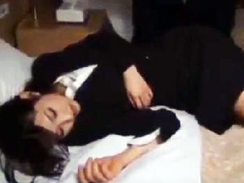 酒で深酔いして歩けない女性会社員を部屋まで送り届けて強姦するタクシー運転手