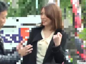 セレブ感漂う人妻をナンパして避妊具未装着で膣内射精