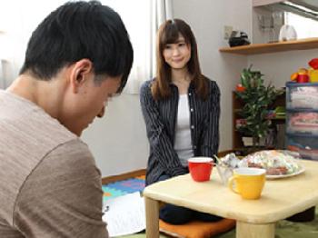 妻に逃げられた夫を官能的に誘いに自宅に通う近隣妻