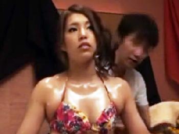 巨乳ビキニギャルを無料エステと言葉巧みに騙して連れ込み成功!!わいせつ施術でゴムなし挿入腟内射精