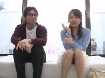 マジックミラー越しに彼氏が居るのに大学の友人の筆おろししてあげる女子大生娘に中出し