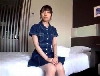 童顔に見えて洋菓子店て働いてる立派な女性会社員!!身体の方は未発達で男優ペニスに狂乱アクメ