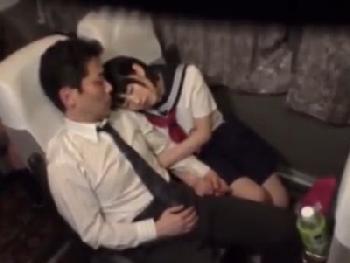 夜行バスで隣になった女子校生が小悪魔過ぎる!!自分からパンツ脱がせて騎乗位腰振りする淫猥にコンドーム非装着で孕ませ交尾♡