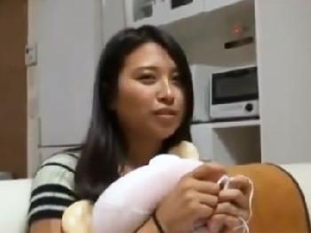 カップルの性的欲望が暴走しそうな彼女の部屋に押し入って彼に電話させながらハメ撮り