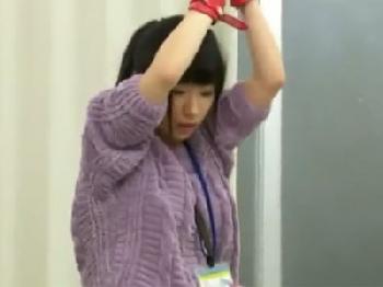 メンヘラ顔の黒髪娘が腕を拘束されて身動きできない状態で挿入され強制絶頂