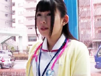 触診と偽ってケツメドに指を突っ込んでアナルを刺激したら潮を吹きまくったナース